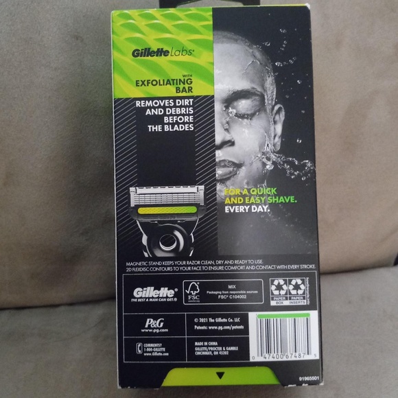 Brand New Gillette Labs 1 Razor + 1 Razor Stand + 2 Cartridges - Picture 3 of 3